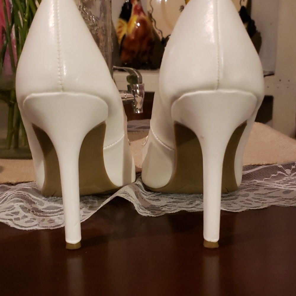 Adorable White pumps - Picture 3 of 8
